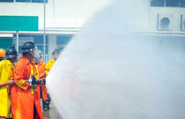 İtfaiye eğitim., su ve ateş etmek ile mücadele için söndürücü kullanarak itfaiyeci acil durumlarda