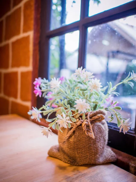 Zsák Bag Fából Készült Asztal Közelében Ablak Hamis Virág Csokor — Stock Fotó