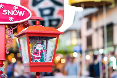 Noel baba bebek kutusunda bokeh arka plan ile