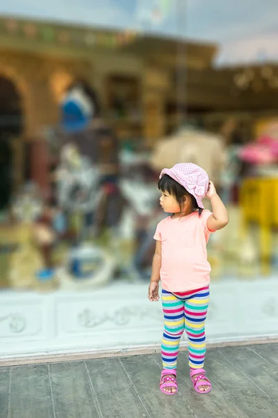 Mignonne Petite Fille Porter Chapeau Faire Shopping — Photo