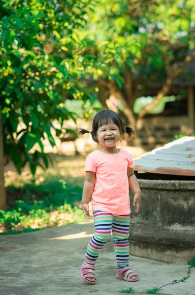 Enfant Fille Sentent Heureux Debout Dans Parc — Photo