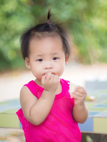 Une Petite Fille Gilet Rose Mangeant Une Collation — Photo