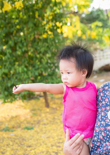 Dziewczynka Wyciągnęła Rękę Objęciach Matki — Zdjęcie stockowe