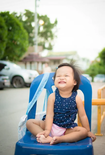 子供女の子笑顔と空を見上げて — ストック写真