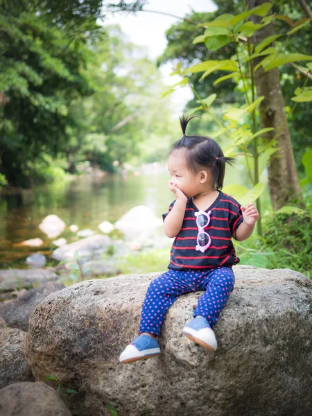 Dziecko Dziewczynka Przestraszony Siedzący Skale Rzeki Tle — Zdjęcie stockowe