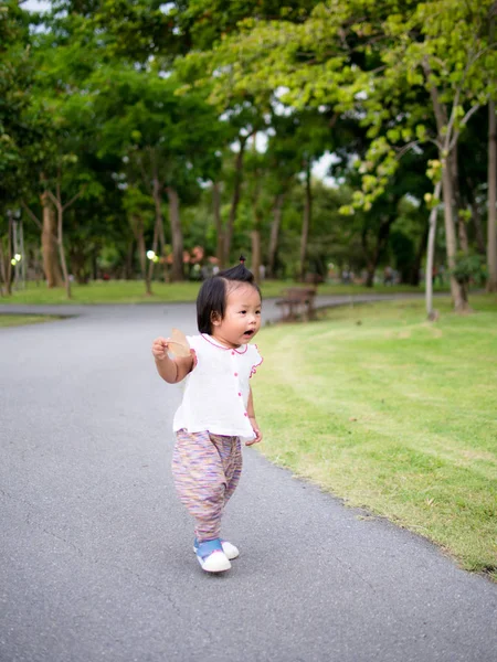 Mała Dziewczynka Podnieść Jedną Ręką Spaceru Parku — Zdjęcie stockowe
