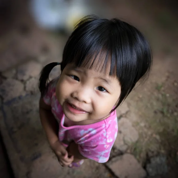 Zbliżenie Twarzy Pozytywnych Szczęśliwy Uśmiechający Się Trochę Azjatyckie Dziewczyny — Zdjęcie stockowe