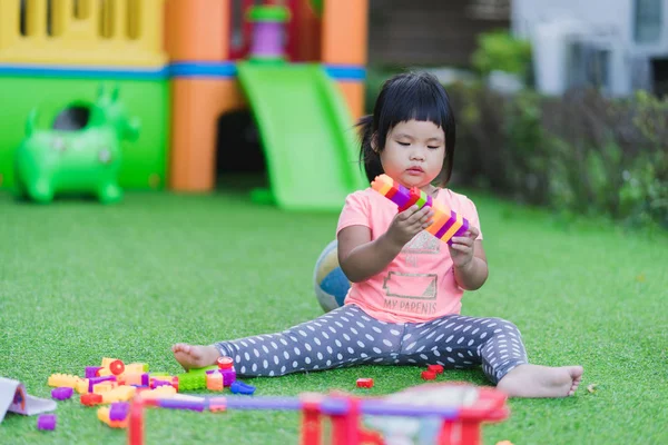 Petite Fille Jouant Jouet Blocs Plastique Coloré Dans Aire Jeux — Photo