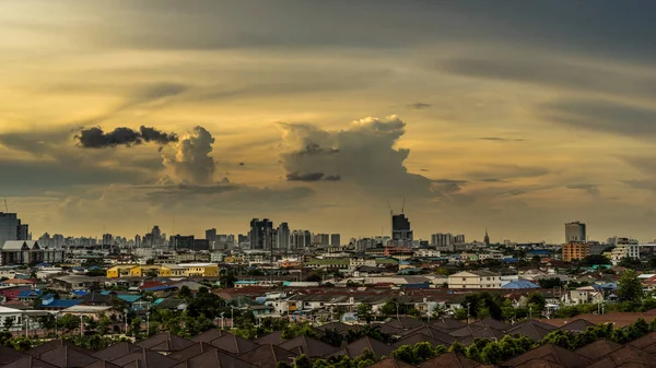 Urban Och Molniga Himmel Stadsbilden Kvällstid — Stockfoto