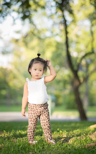 Portrait Petite Fille Marchant Dans Parc — Photo