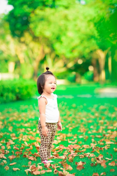 Enfant Fille Debout Dans Parc Souriant Heureux — Photo
