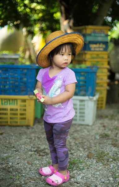 Mała Dziewczynka Kapeluszu Dla Rolnictwa Godzinach Wieczornych — Zdjęcie stockowe