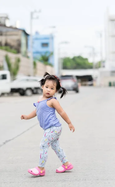 Mała Dziewczynka Spaceru Szlaku Parkingu — Zdjęcie stockowe