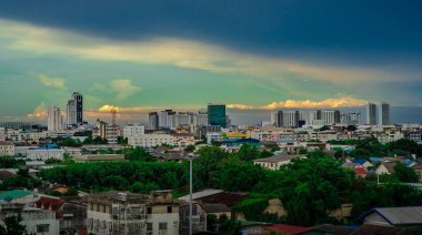 Akşamları güzel şehir manzarası ve bulutlu gökyüzü