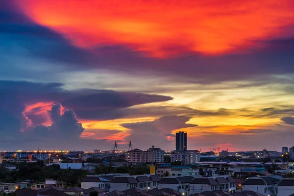 Cityscape Akşam Kentsel Güzel Bulutlu Gökyüzü — Stok fotoğraf