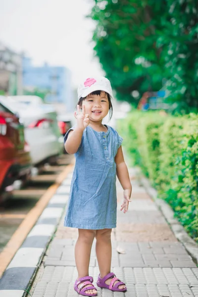 Petite Fille Porter Chapeau Blanc Debout Dans Parc Souriant Heureux — Photo