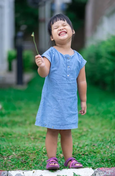 公園に立って 幸せな笑みを浮かべて少女 — ストック写真