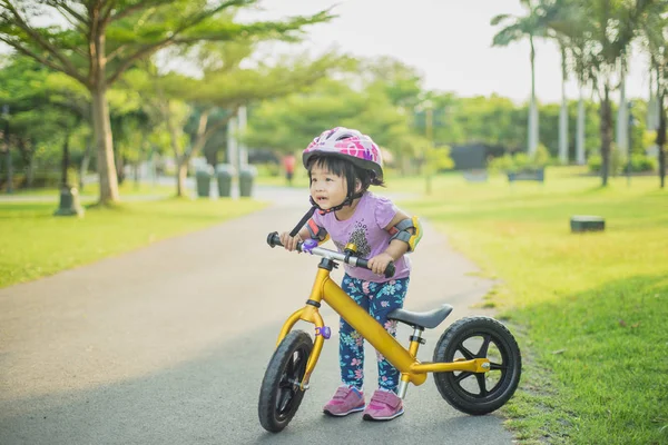 Маленькая Девочка Учится Кататься Велосипеде Парке Стоковая Картинка