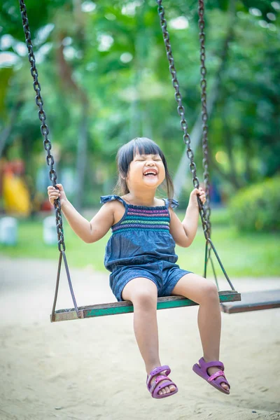 Azjatycki Dziewczynka Lubi Grać Huśtawka Plac Zabaw Dla Dzieci — Zdjęcie stockowe