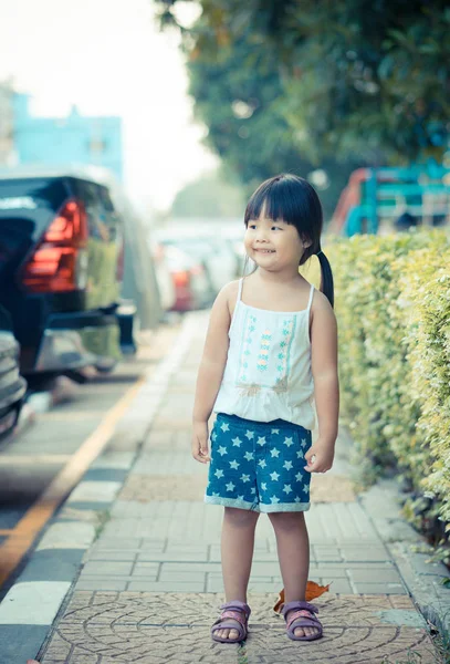 公園に立って幸せな少女の肖像画 — ストック写真