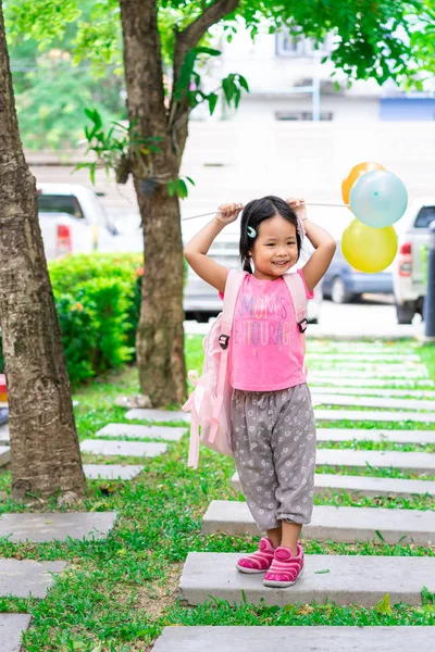 Dziewczynka Plecaka Balon Spaceru Parku — Zdjęcie stockowe