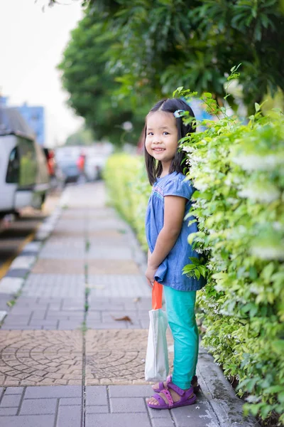Mała Dziewczynka Torba Szmatką Aby Przygotować Się Zakupów Chronić Świat — Zdjęcie stockowe