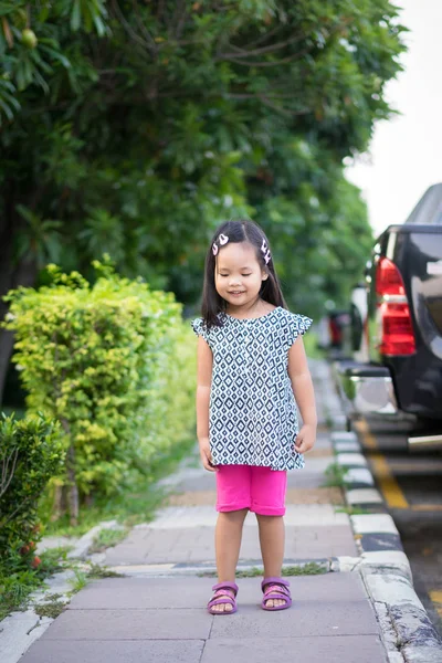 Portret Szczęśliwy Azjatycki Dziewczynka Stojący Sukienka Chodnik Parku — Zdjęcie stockowe