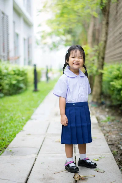 学校に戻って準備ができて公園とコピー領域にタイの学校制服立って幸せな少女の肖像画 — ストック写真