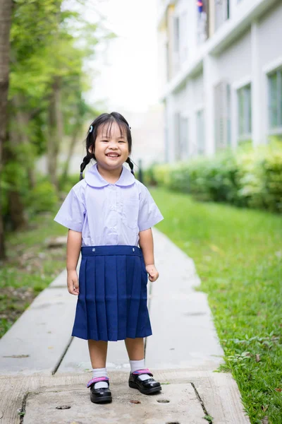 Portret Szczęśliwy Dziewczynka Tajski Szkoła Uniform Stojący Przestrzeni Parku Kopiuj — Zdjęcie stockowe