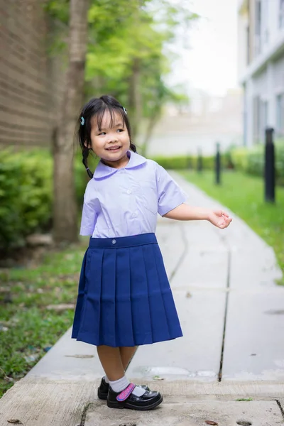Portret Szczęśliwy Dziewczynka Tajski Szkoła Uniform Stojący Przestrzeni Parku Kopiuj — Zdjęcie stockowe
