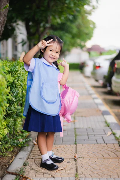 Szczęśliwa Dziewczynka Thai Mundurki Plecaka Stojący Parku Gotowe Szkoły — Zdjęcie stockowe