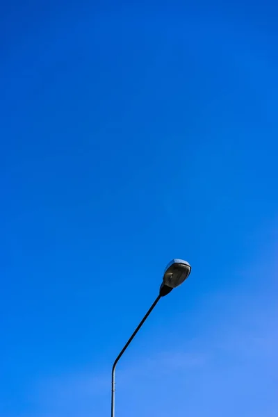 Elektrik direği ve mavi gökyüzü arka plan — Stok fotoğraf
