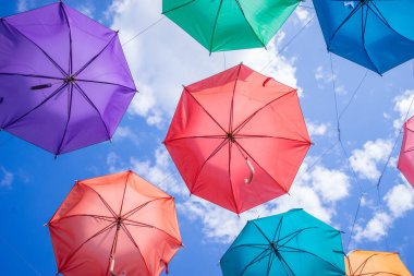 Gökyüzünde renkli şemsiyeler