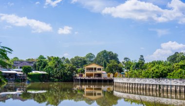 Riverside ev ve mavi gökyüzü arka plan üzerinde yansıma