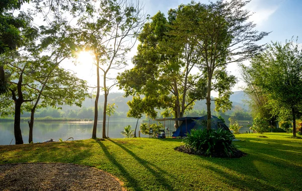 Gün batımlı doğa parkında kamp ve çadır.