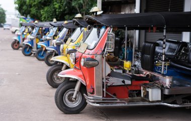 Satırda tuk tuk geleneksel taksi otoparkı
