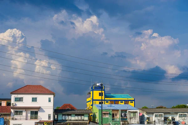 Antecedentes do sistema de pólo de eletricidade com casa na cidade com clo — Fotografia de Stock