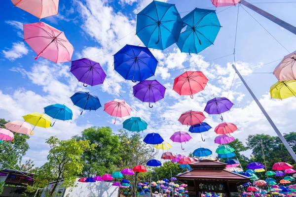Bunte Regenschirme am Himmel — Stockfoto