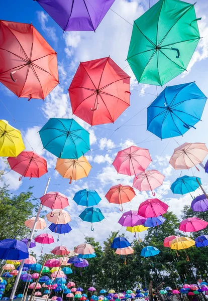 Bunte Regenschirme am Himmel — Stockfoto