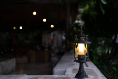 Balkon ve yolda Retro tarzı fener