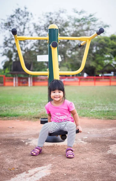 Portret małej dziewczynki ćwiczenia w parku — Zdjęcie stockowe