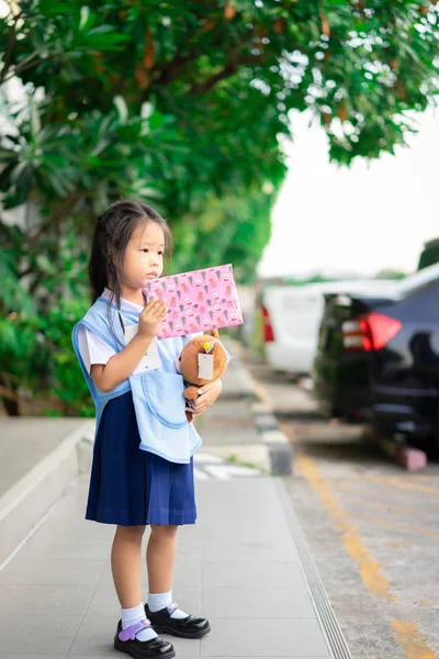 Trochę Asian Dziewczyna w Thai Szkoła Uniform Holding Gift Box i zrobić — Zdjęcie stockowe