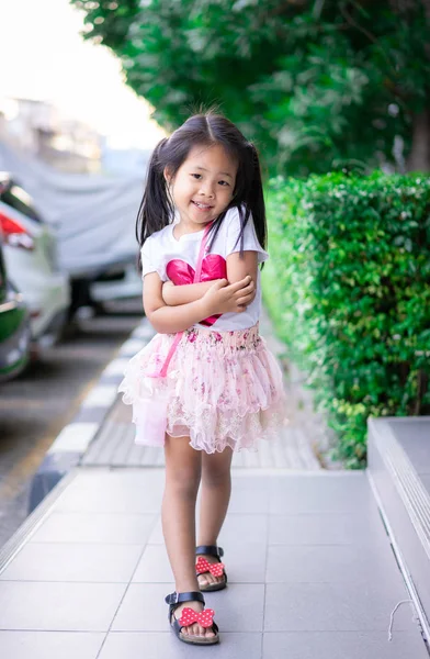 Crossed ile poz Mutlu küçük asya kız tam uzunlukta görüntü