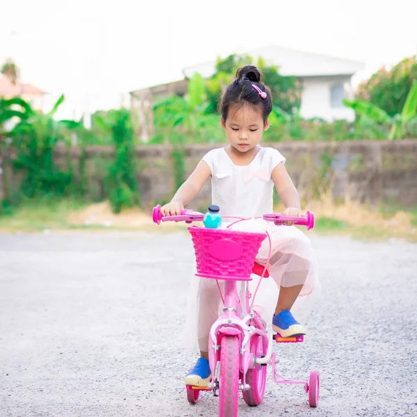 Cute Little Asian Girl jazda rowerem do ćwiczeń na Stree — Zdjęcie stockowe