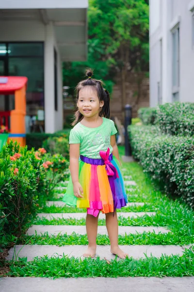 歩道に立つカラフルなスカートの小さな女の子 — ストック写真