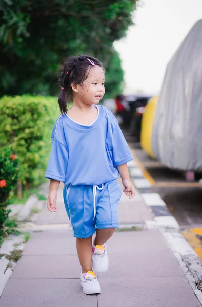 歩道に立つPe制服の小さな女の子 — ストック写真