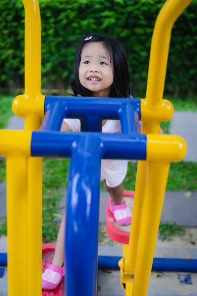 Lycklig liten flicka övning i parken — Stockfoto