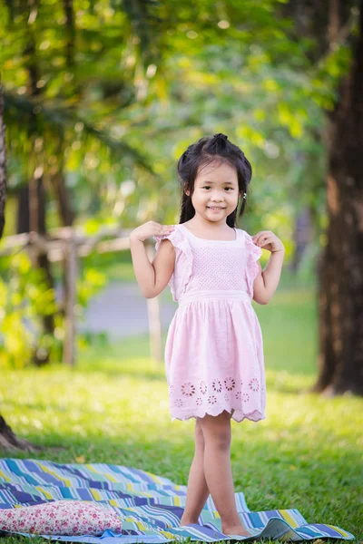 Portrait de mignonne petite fille debout dans le parc — Photo