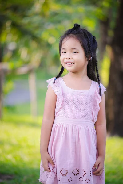 Portrait de mignonne petite fille debout dans le parc — Photo