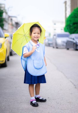 şemsiyesi ile küçük kız otoparkında ayakta geri sch hazır